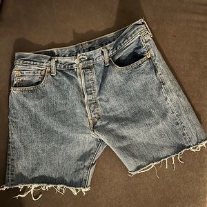Cut off Levi’s jean shorts